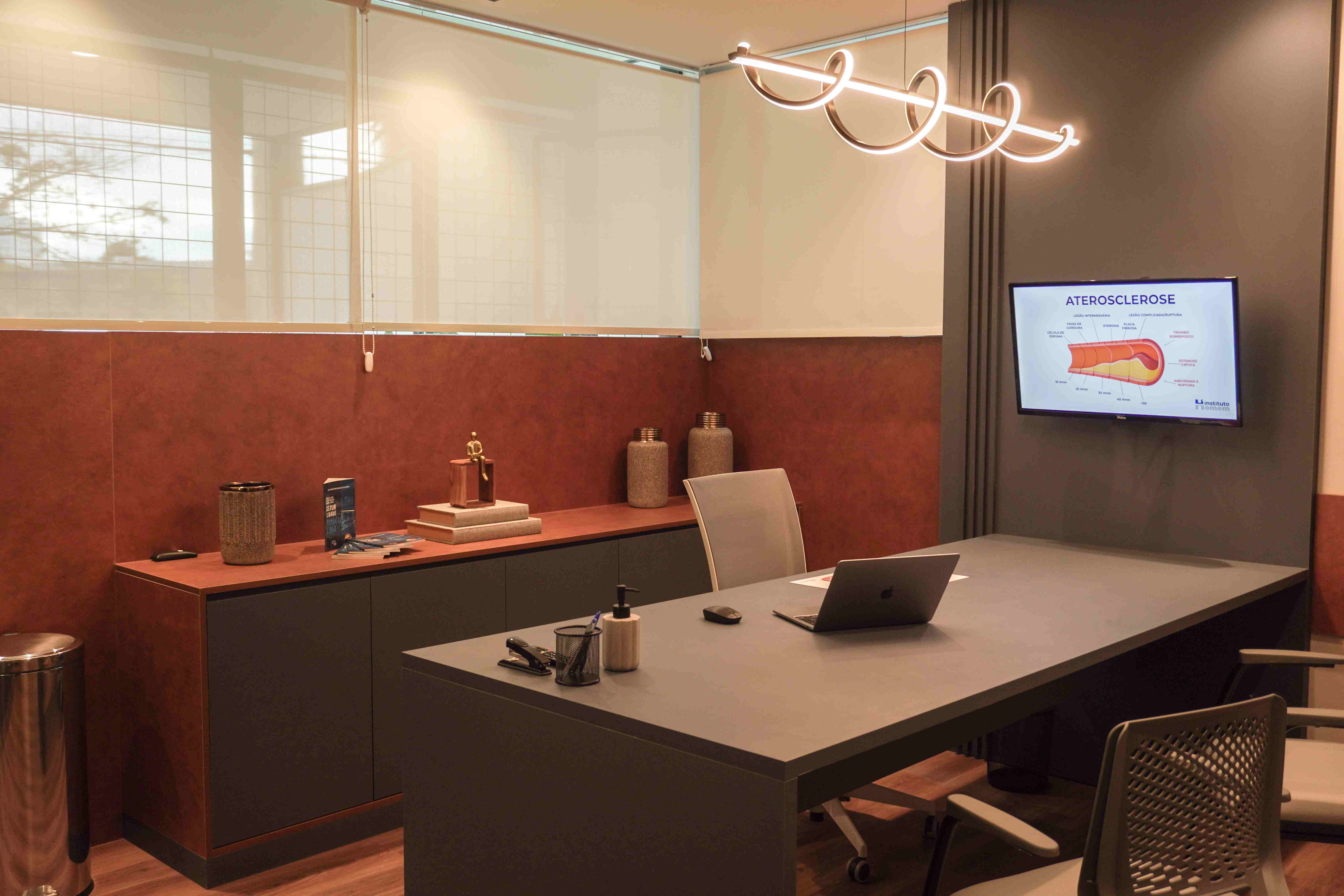 Consultório com painel médico interativo